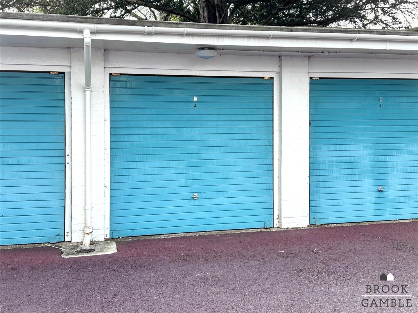 2 Bedroom Flat - Purpose Built. Compton Place Road in Eastbourne,  18